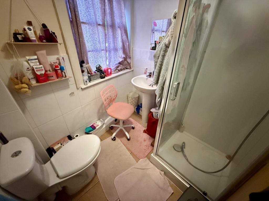 Lot: 152 - FREEHOLD RESIDENTIAL INVESTMENT - Maisonette - second floor - en-suite shower room with W.C.